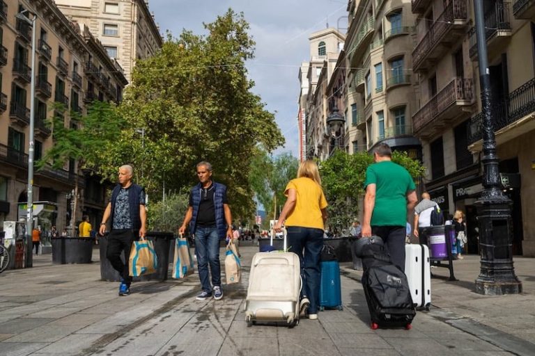 حظر الإيجار السياحي بجميع أشكاله لحماية سوق الإسكان