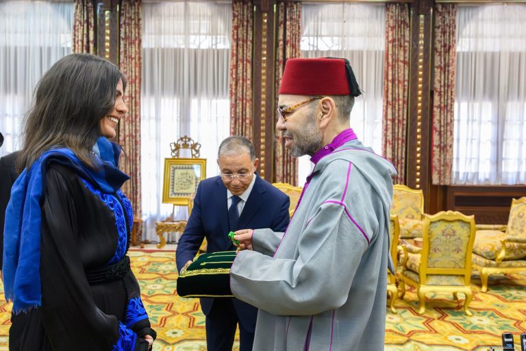 جلالة الملك يستقبل المتسلقة المغربية نوال صفنضلة ويوشحها بوسام المكافأة الوطنية من درجة ضابط