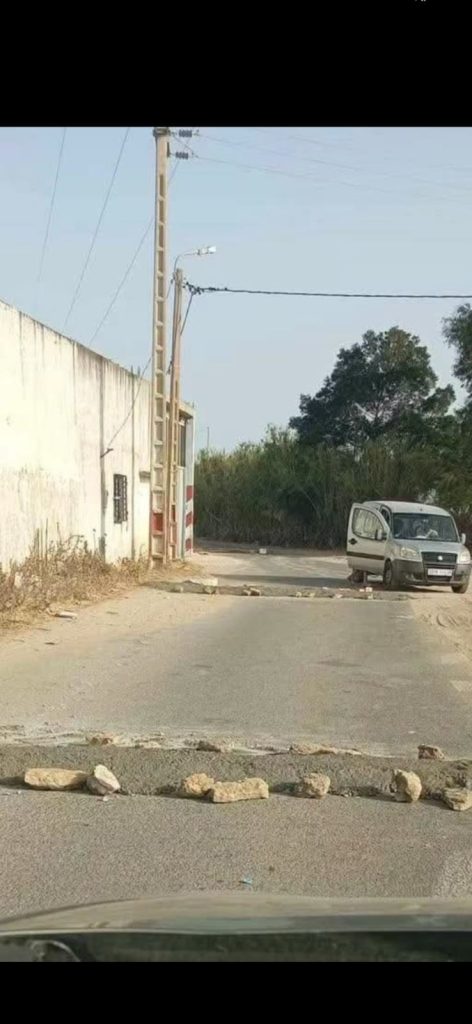 حواجز تعرقل السير بمدشر الدعيدعات بجماعة حجر النحل.. والساكنة تطالب بتدخل عاجل